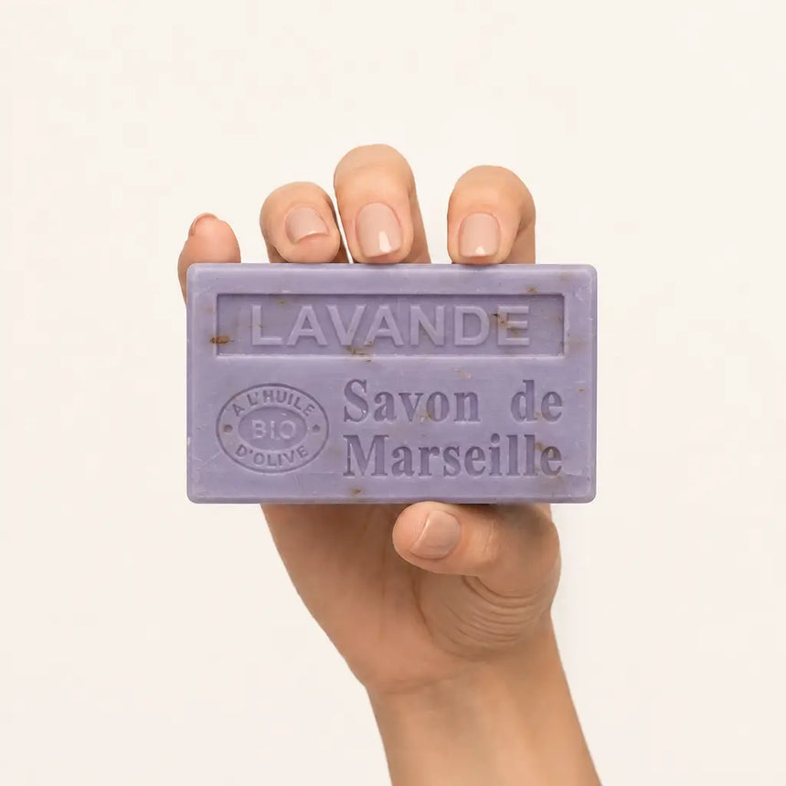 Lavender Twilight — mydło Lawenda AromaLax trzymane w dłoni