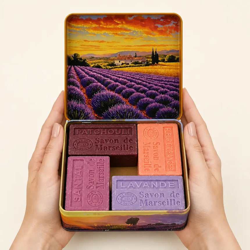 Lavender Twilight — zestaw 4 mydeł marsylskich trzymany w dłoniach