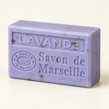 Lavender Twilight — zbliżenie mydła Lawenda, tłoczenie Savon de Marseille