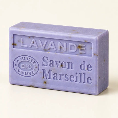 Lavender Twilight — zbliżenie mydła Lawenda, tłoczenie Savon de Marseille